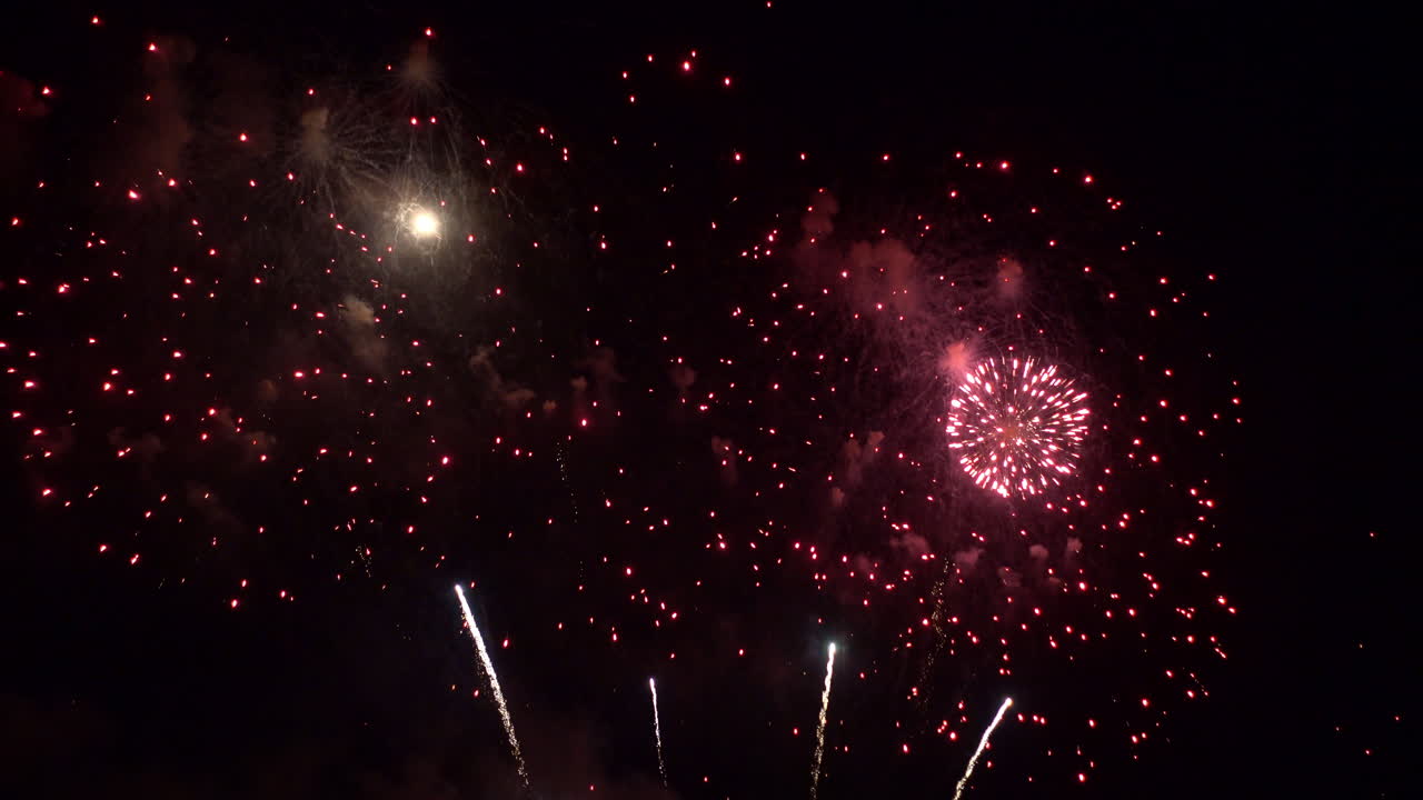 espectaculares fuegos artificiales superpuestos en el cielo nocturno, chispas rojas explosivas
