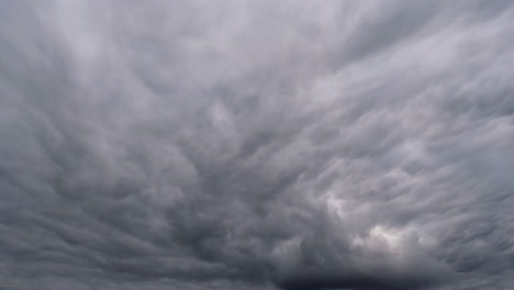 Dangerous-and-scary-storm-clouds-sailling-through-sky,-time-lapse-shot