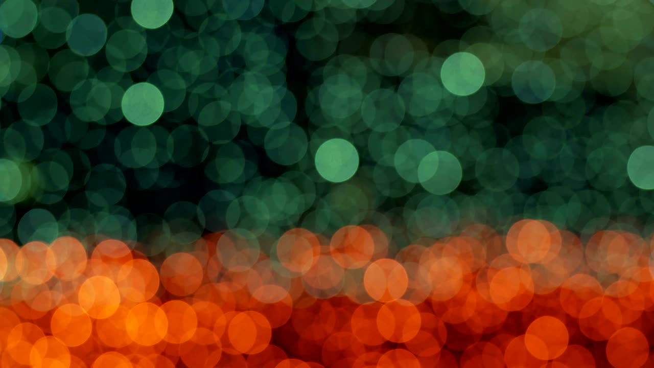 el fondo abstracto de la noche está desfocado con un bonito bokeh. luces de navidad borrosas bokeh. panorámica a través del borrón.