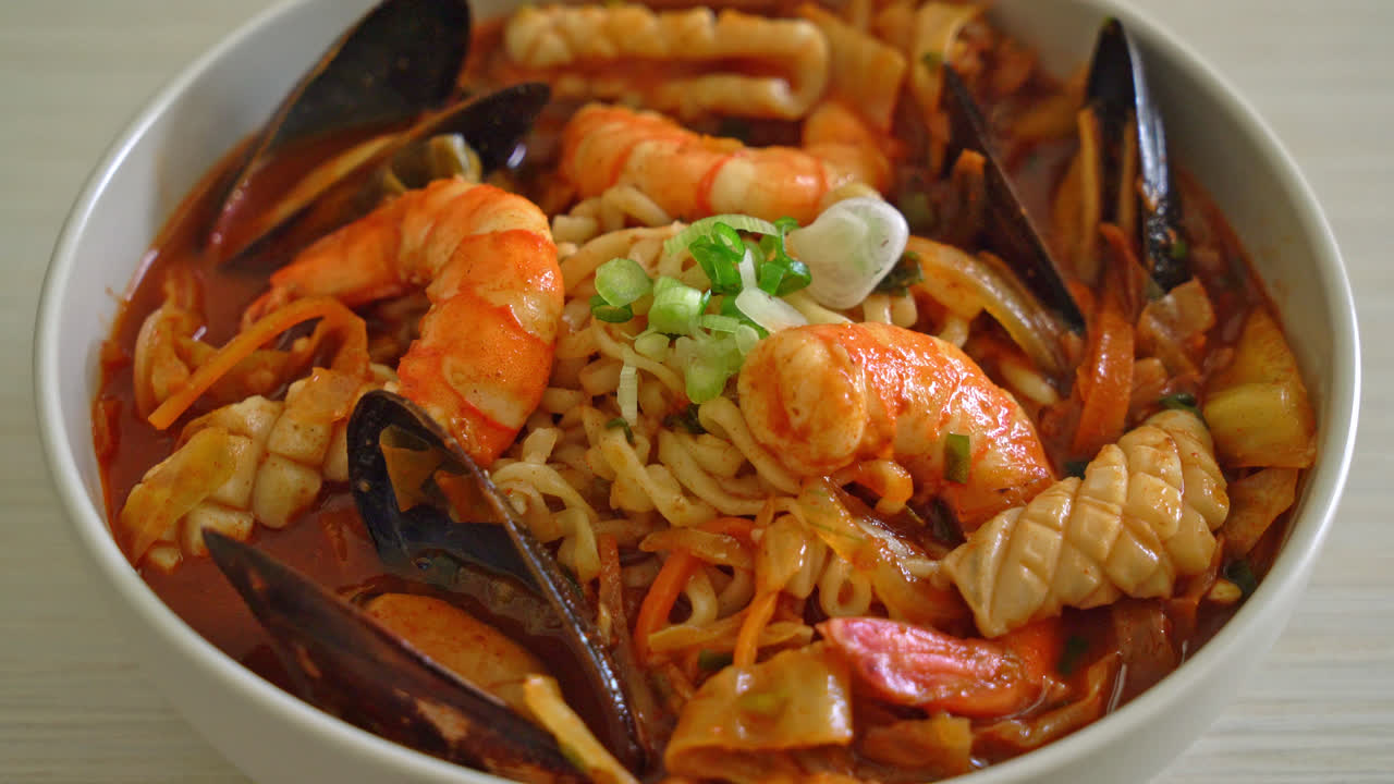 jjamppong - sopa de fideos con mariscos coreanos - estilo de comida coreana