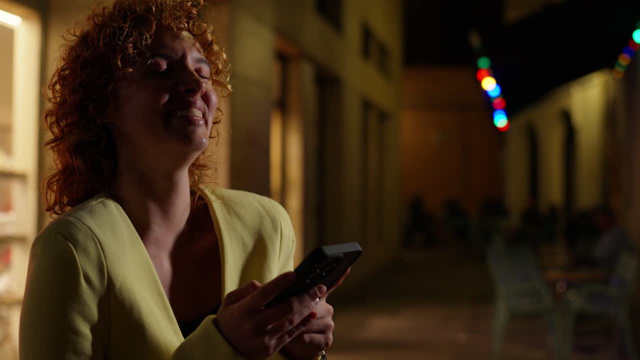 Mulher usando telefone à noite