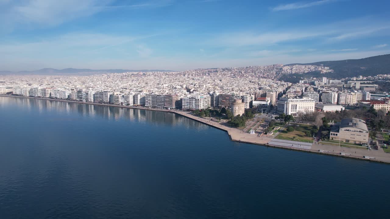 Panoramisk luftfoto af kystbyen Thessaloniki, Grækenland, med dens strandpromenade