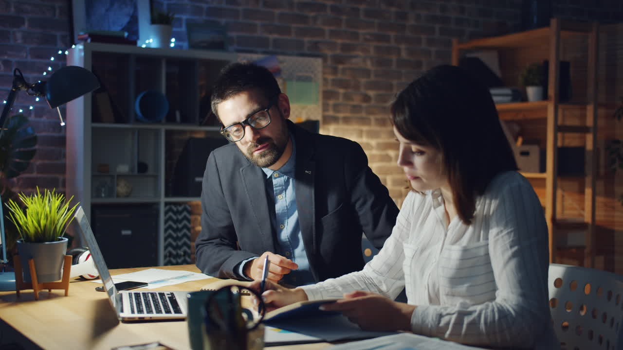 colaboración de negocios por la noche