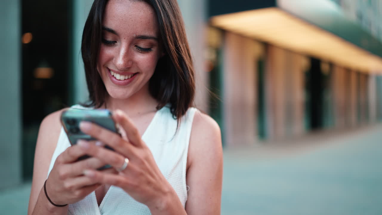 Donna che utilizza smartphone all'aperto