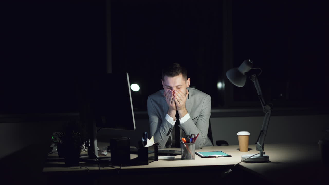 밤 늦게 일하는 사업가