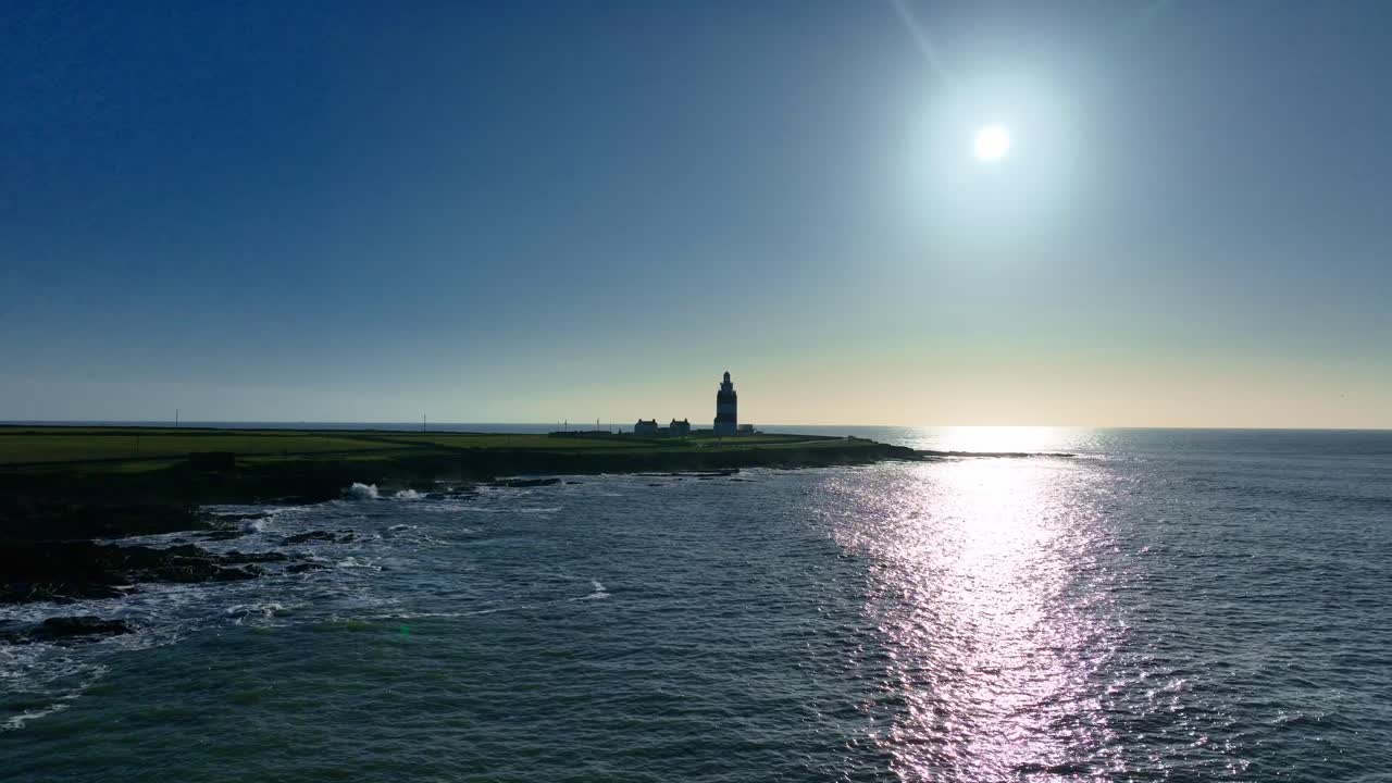 Luftfoto lavt over havet tidligt om morgenen ved Hook Head Lighthouse, vagtpost over Atlanterhavet