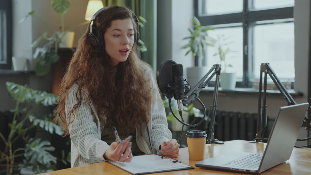 blogueadora bonita haciendo podcast de audio o transmisión en vivo en el estudio
