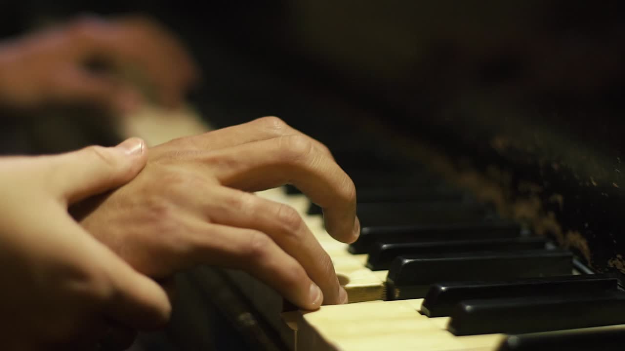 manos tocando el piano