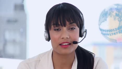 animación del globo de conexiones sobre una mujer de negocios usando auriculares de teléfono