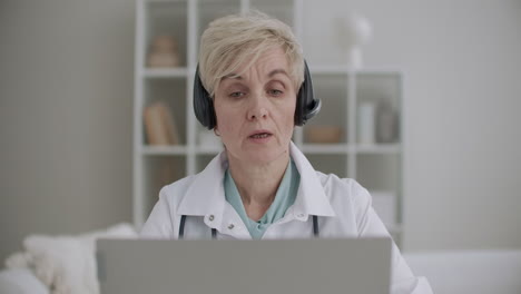 Online-Termin-Mit-Einer-Erfahrenen-Ärztin-Eine-ältere-Frau-Kommuniziert-Online-Mit-Einem-Patienten-Oder-Kollegen