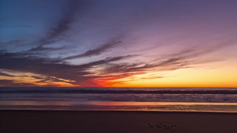 Salpicando-Olas-Contra-El-Vívido-Cielo-De-La-Puesta-De-Sol-Sobre-El-Océano-Pacífico-En-Verano