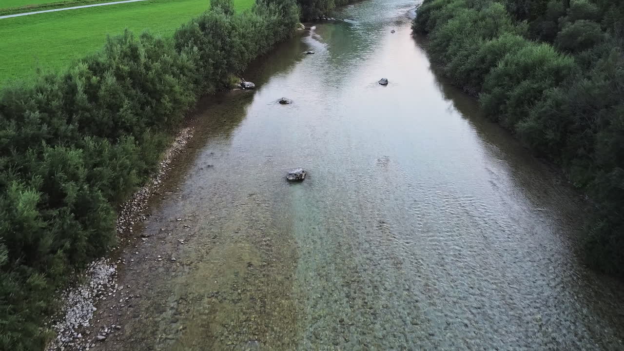 Naturskønt flodleje i det østrigske bjerglandskab.