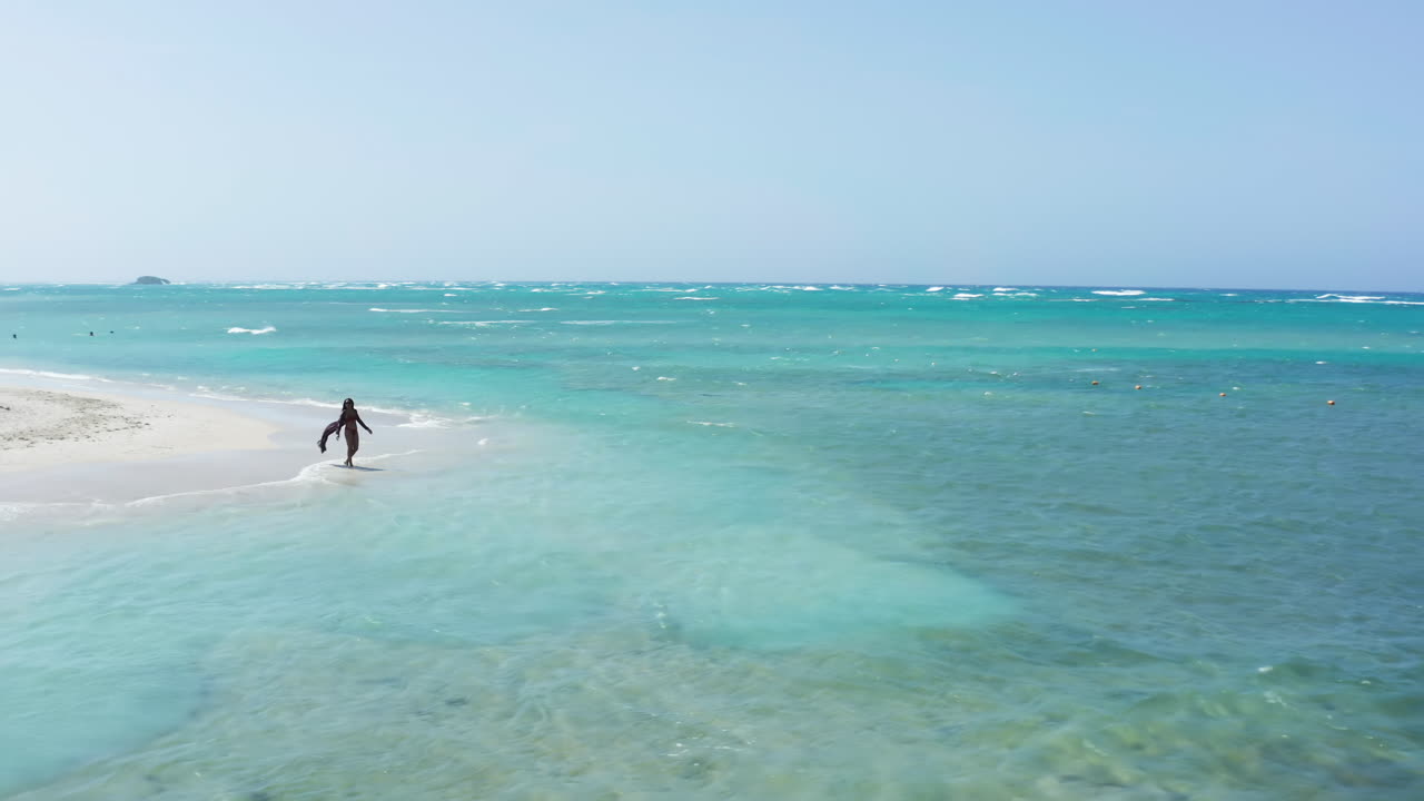 도미니카 공화국 푸에르토 플라타 근처 해안선에서 휴가를 즐기는 여성의 극적인 공중
