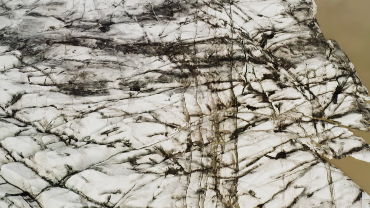 아이슬란드에 위치한 빙하 호수 fjallsárlón의 공중 샷을 기울이십시오.