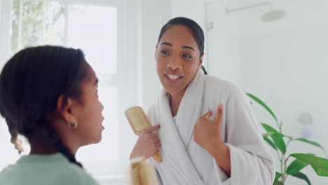 cantando, niño o madre bailando en el baño