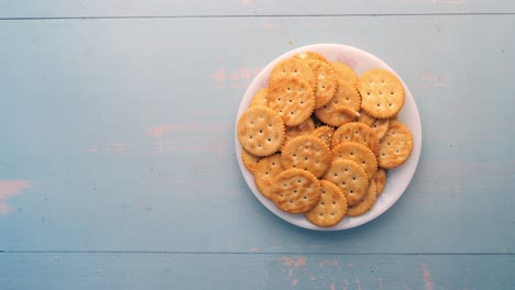 Cerca de galletas dulces en mesa de madera