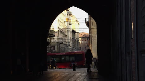 Bogensilhouette-In-Der-Innenstadt-Von-Bologna