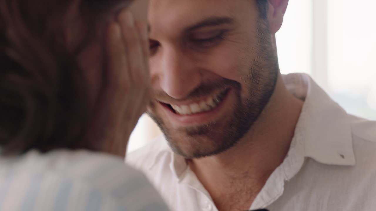 행복한 커플 결혼 제안 젊은 남자가 여자에게 청혼하고 포옹하는 파트너는  ⁇ 만적인 놀라움 약혼 반지를 즐기고 있습니다.