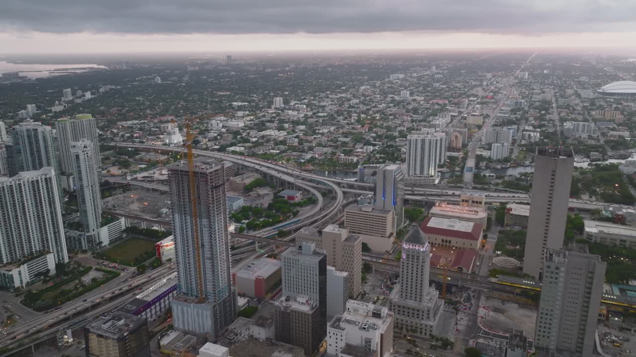 현대적인 시내 마천루