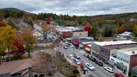 Aufnahme-Einer-Luftaufnahme-Von-Blowing-Rock,-North-Carolina,-North-Carolina-Im-Herbst