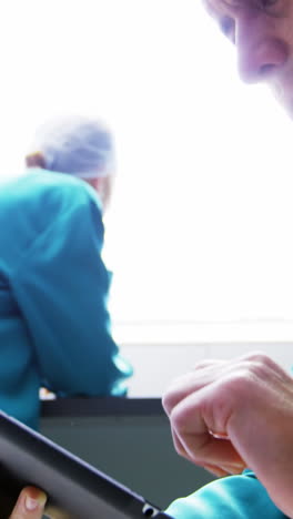 médico que usa una tableta digital