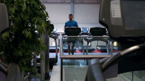 Fit-man-running-on-treadmill-in-gym