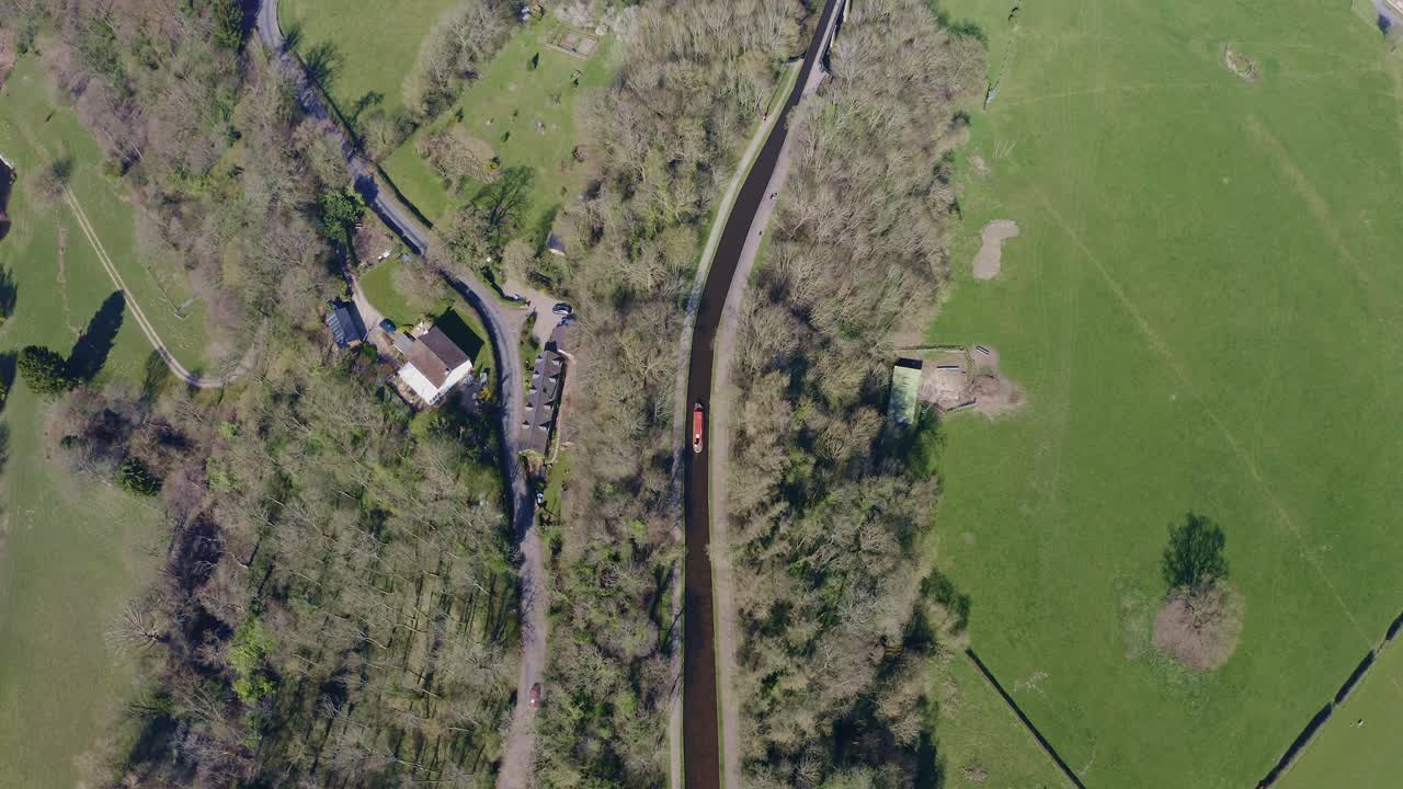 아름다운 웨일스 시골에 위치한 llangollen 운하 루트에 위치한 토마스 텔포드가 설계한 유명한 퐁치실테 수로를 건너기 위해 하류로 향하는 좁은 보트