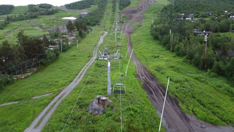 Telesilla-No-En-Uso-Durante-El-Verano-En-Ski-geilo-Noruega---Antena-Móvil-Hacia-Adelante-Sobre-Telesilla-Y-Sendero-Fangoso