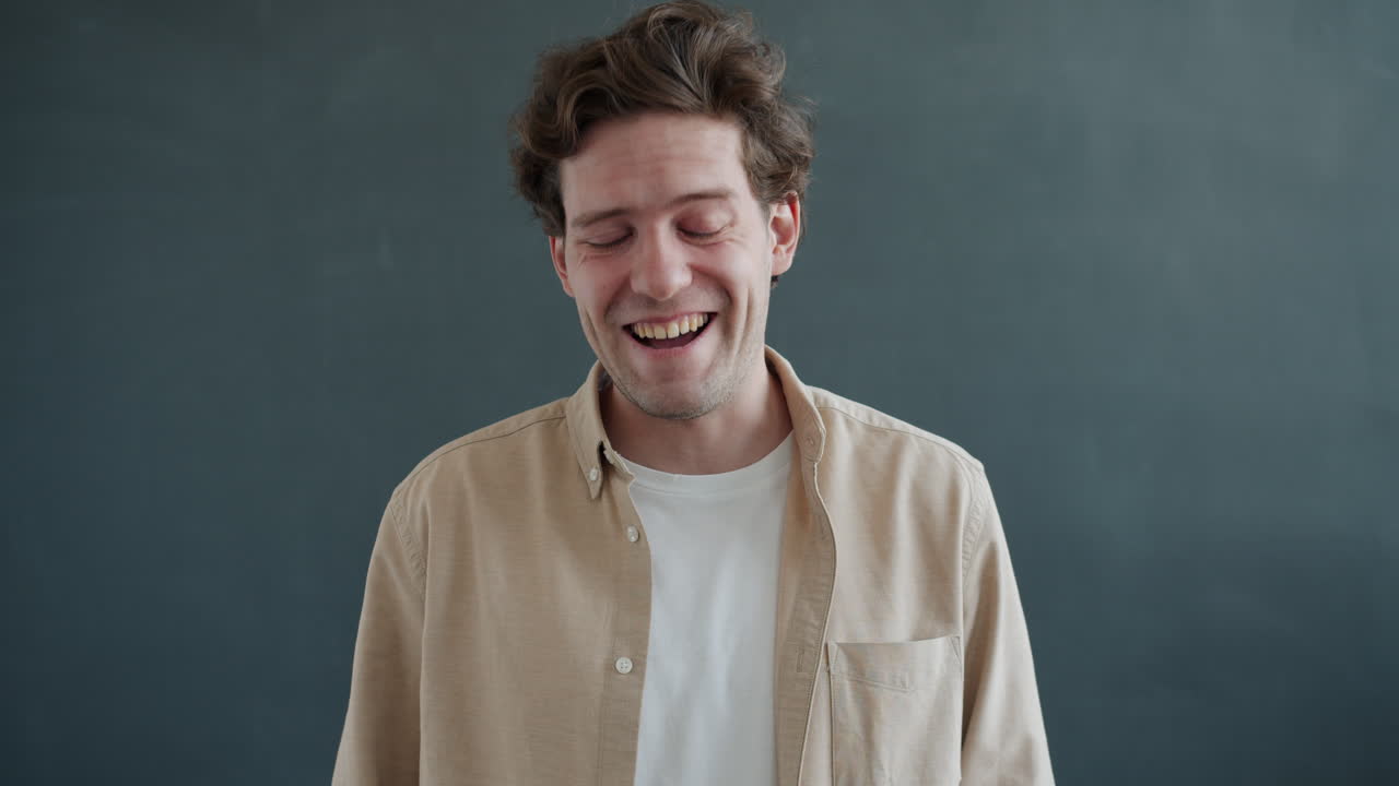 행복한 남자가 미소 짓고