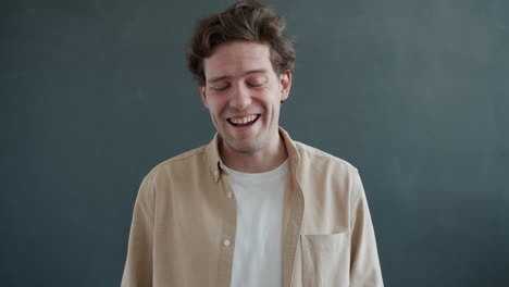 hombre feliz sonriendo