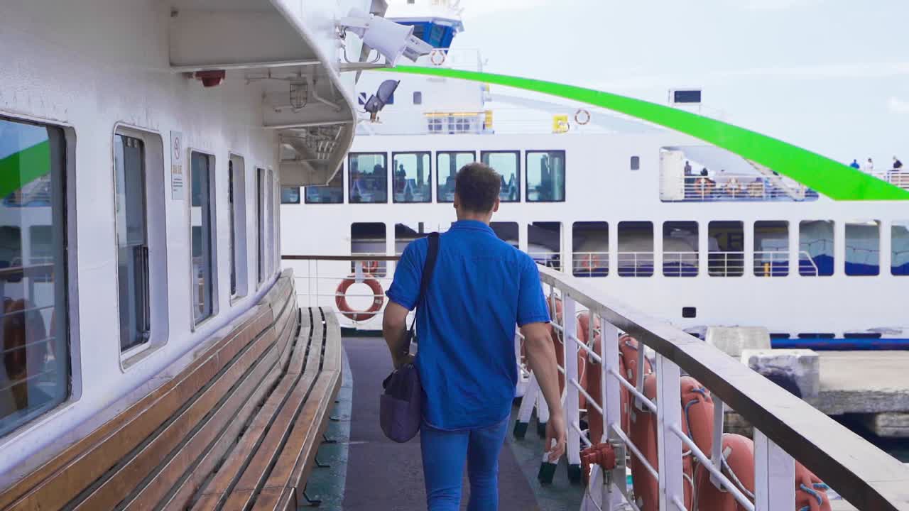 el joven bajando del ferry en cámara lenta.