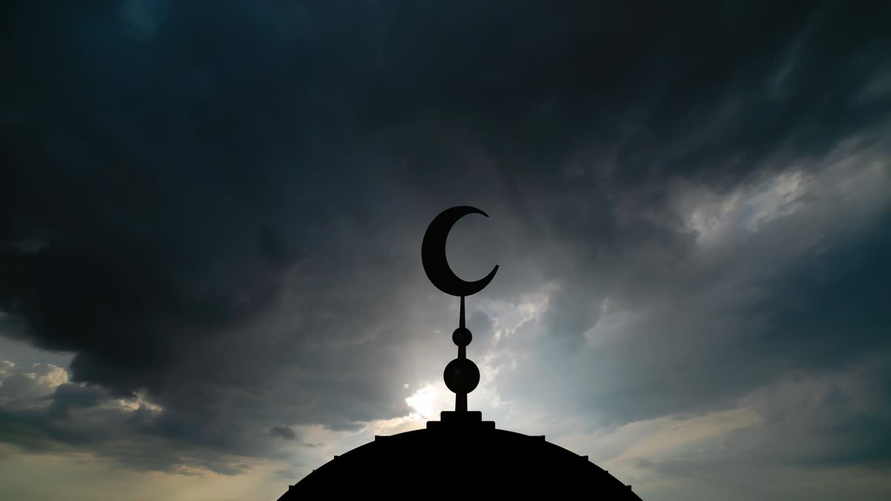 el símbolo del islam en un fondo de nubes lluviosas. lapso de tiempo