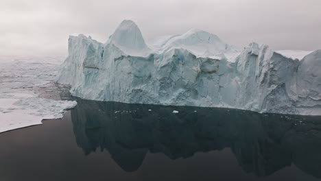 avión no tripulado sobre el mar y el hielo del fiordo de hielo de ilulissat
