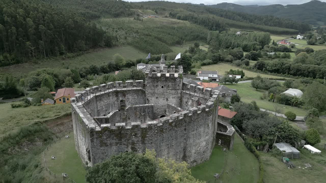 fotografía aérea del castillo de moche construido en el siglo xv en la región de ferrol, galicia, españa