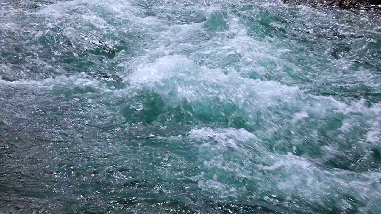 느린 움직임의 클로즈업으로 산 강 물