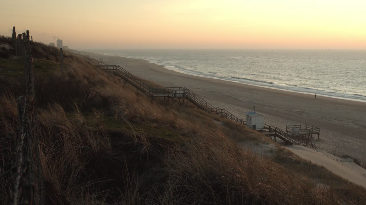 Luce del tramonto sulla spiaggia di Sylt con Westerland sullo sfondo.