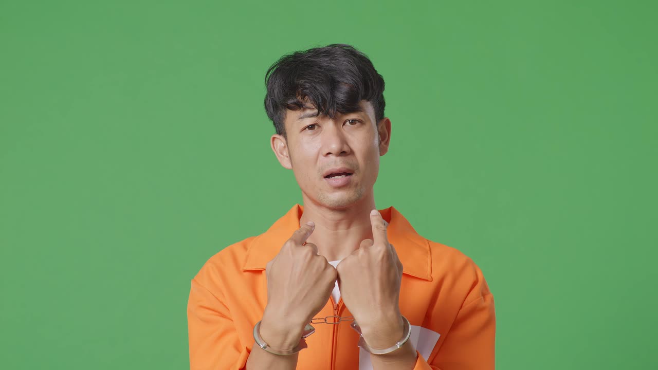 오렌지색 스웨터와 수갑을 입은 남자