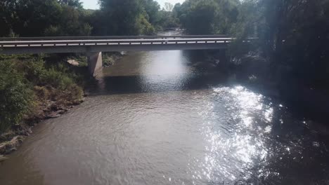 punto de vista vuelo lento de drones de vuelo de baja altitud sobre el río zorrillo que atraviesa las zonas rurales de iowa, ee.uu.