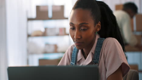 Trabajo-Remoto,-Computadora-Portátil-Y-Mujer-Negra-Con-Investigación