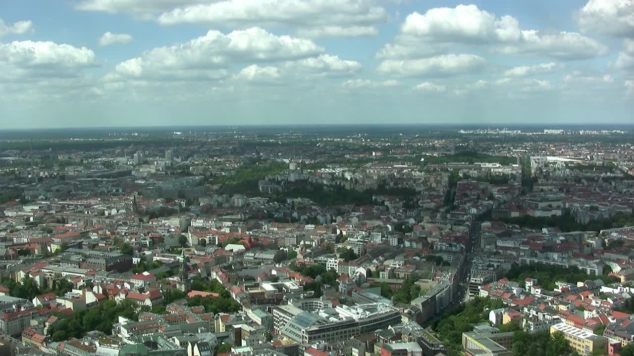 Ampia panoramica aerea su Berlino dalla Torre della Televisione, Germania