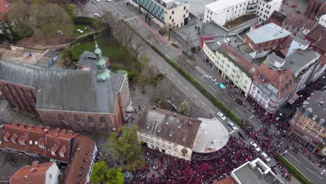 los fanáticos del deporte celebrando en la calle después de ganar un partido de fútbol en kaiserslautern, alemania