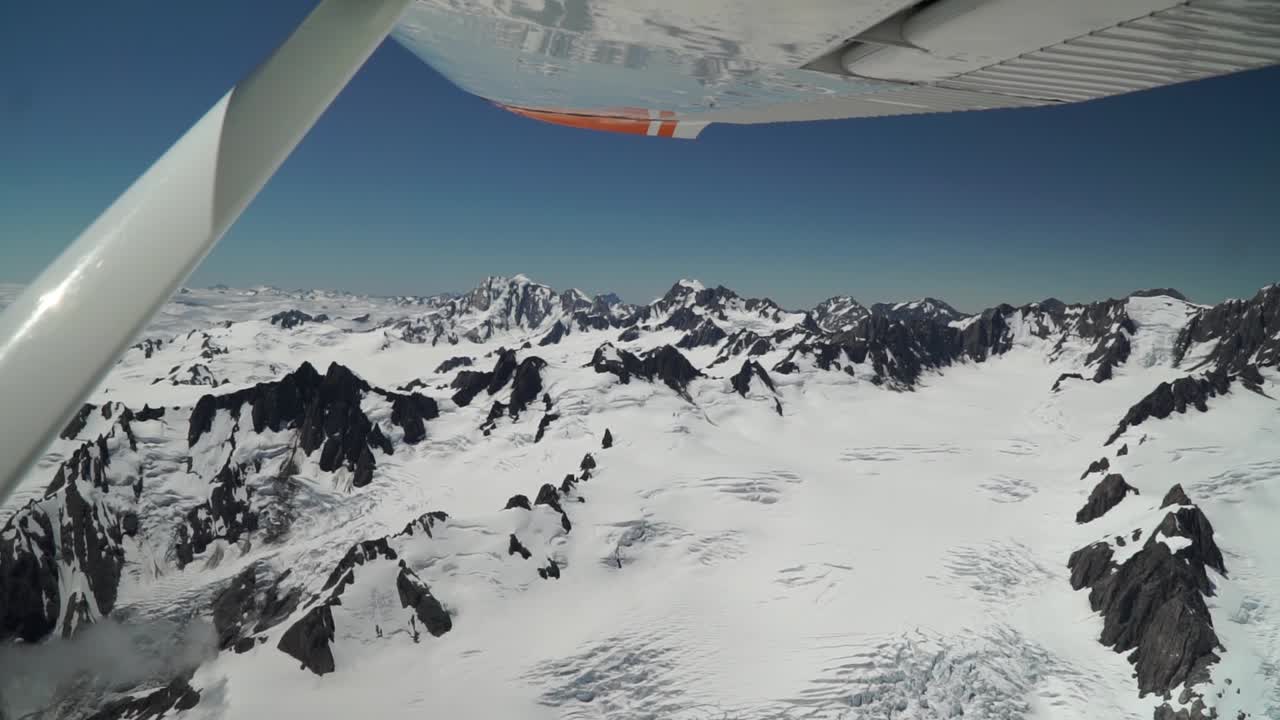 montañas rocosas cubiertas de nieve en el parque nacional de aoraki mountain cook, alpes del sur, nueva zelanda desde un vuelo panorámico en helicóptero