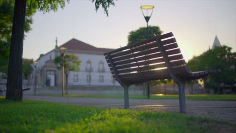 banco de parque de madera al atardecer en el parque de la ciudad