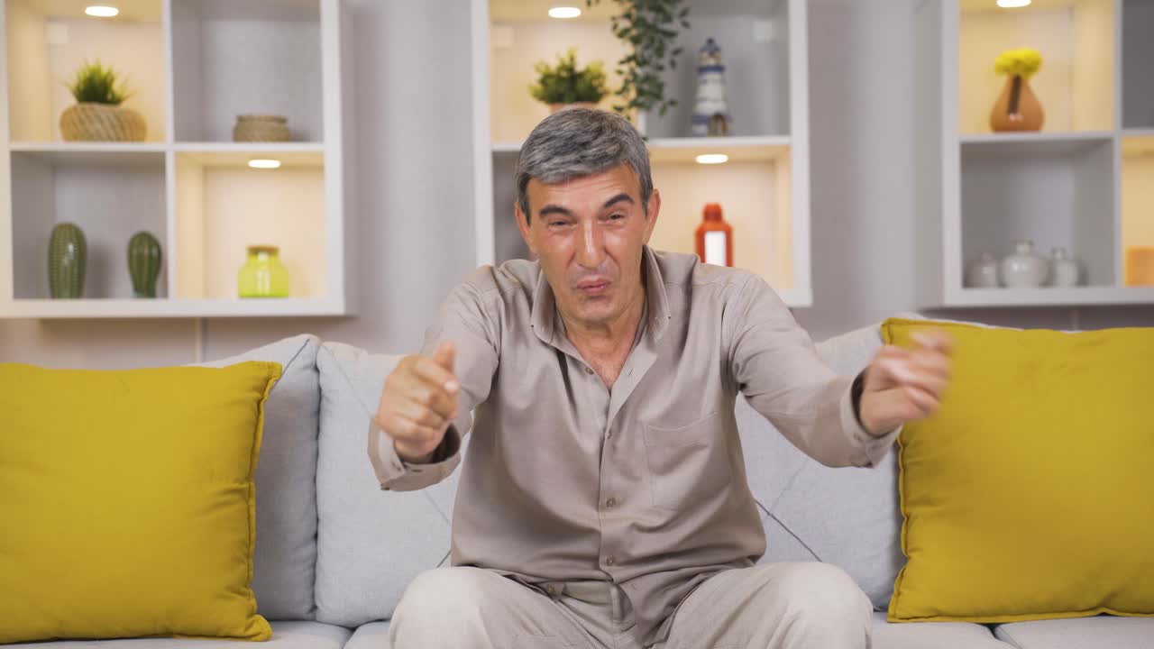 카메라를 조롱하는 재미있는 남자.