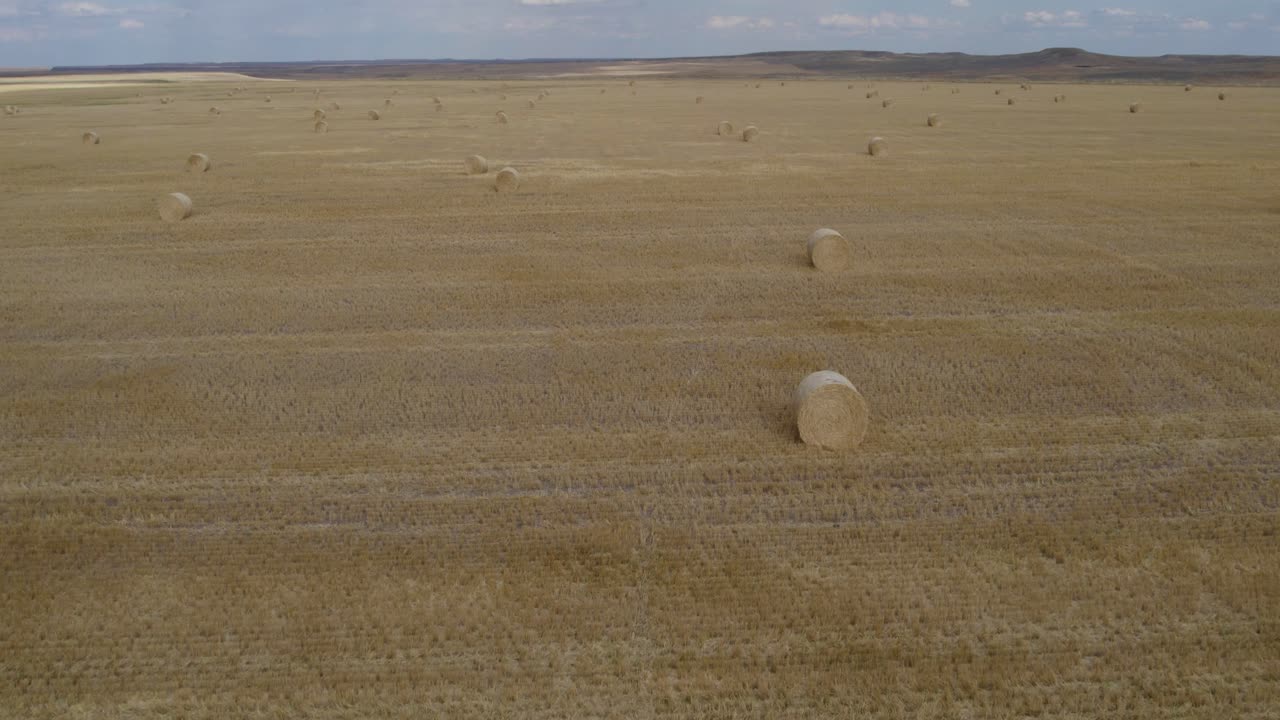 tierras de cultivo cosecha agrícola balas de heno en el gran cielo, campo de montana - aérea