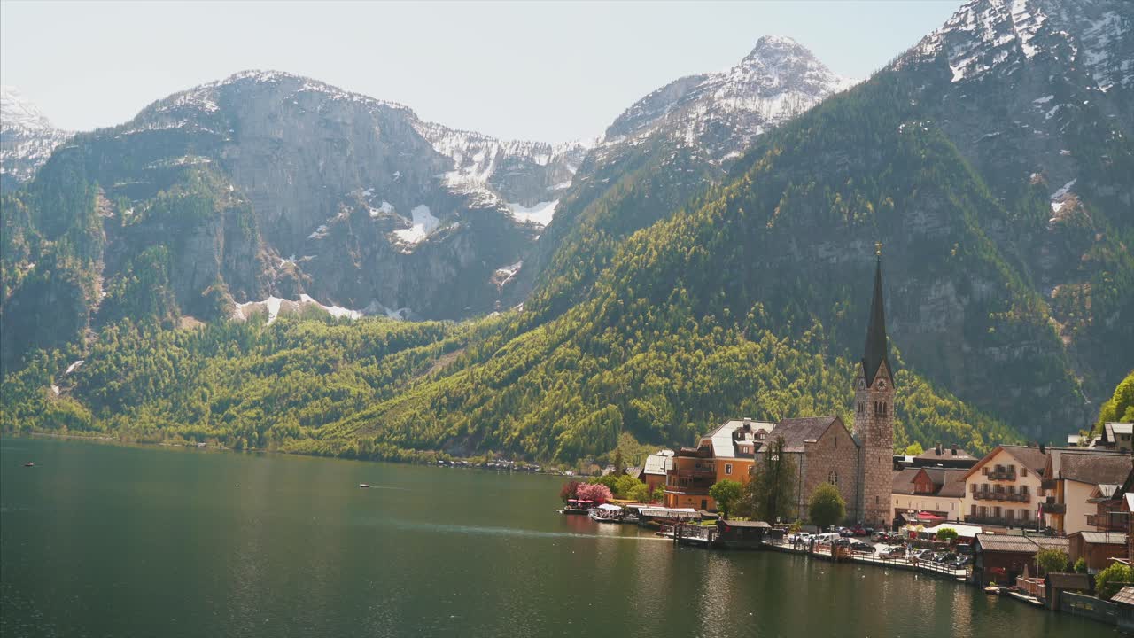 산과 함께 호수 에 있는 그림 같은 할슈타트 마을