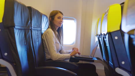 mujer trabajando y durmiendo en el avión