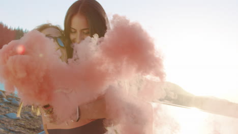 amigos divirtiéndose con bombas de humo