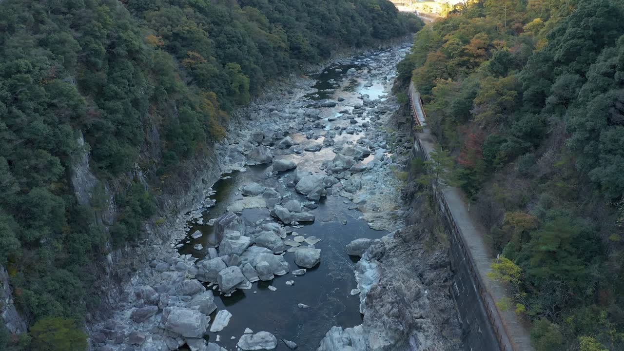 가을의 이른 아침, 후쿠치야마 버려진 철도 하이킹의 조감도