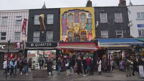 Exterior-De-La-Tienda-India-Namaste-En-Camden-High-Street-En-El-Norte-De-Londres,-Reino-Unido-1